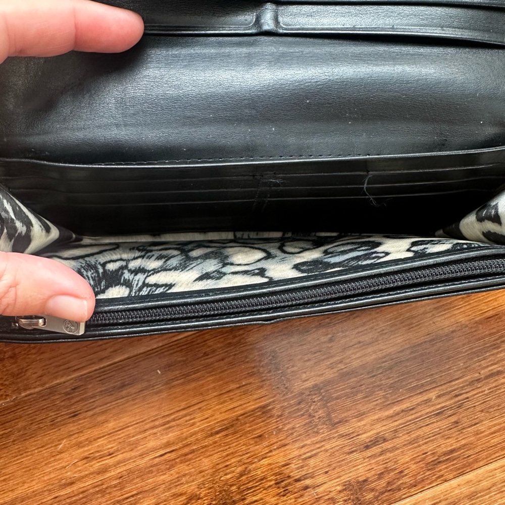 Black Leather Longchamp women’s Wallet with Silver Clasp - Picture 4 of 8